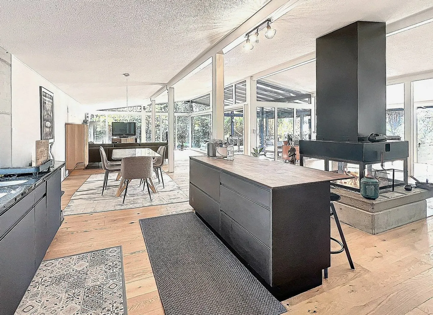 Remarkable modern villa. Brightness and space. Fully renovated. Lovens - FR - Photo 5 of 13