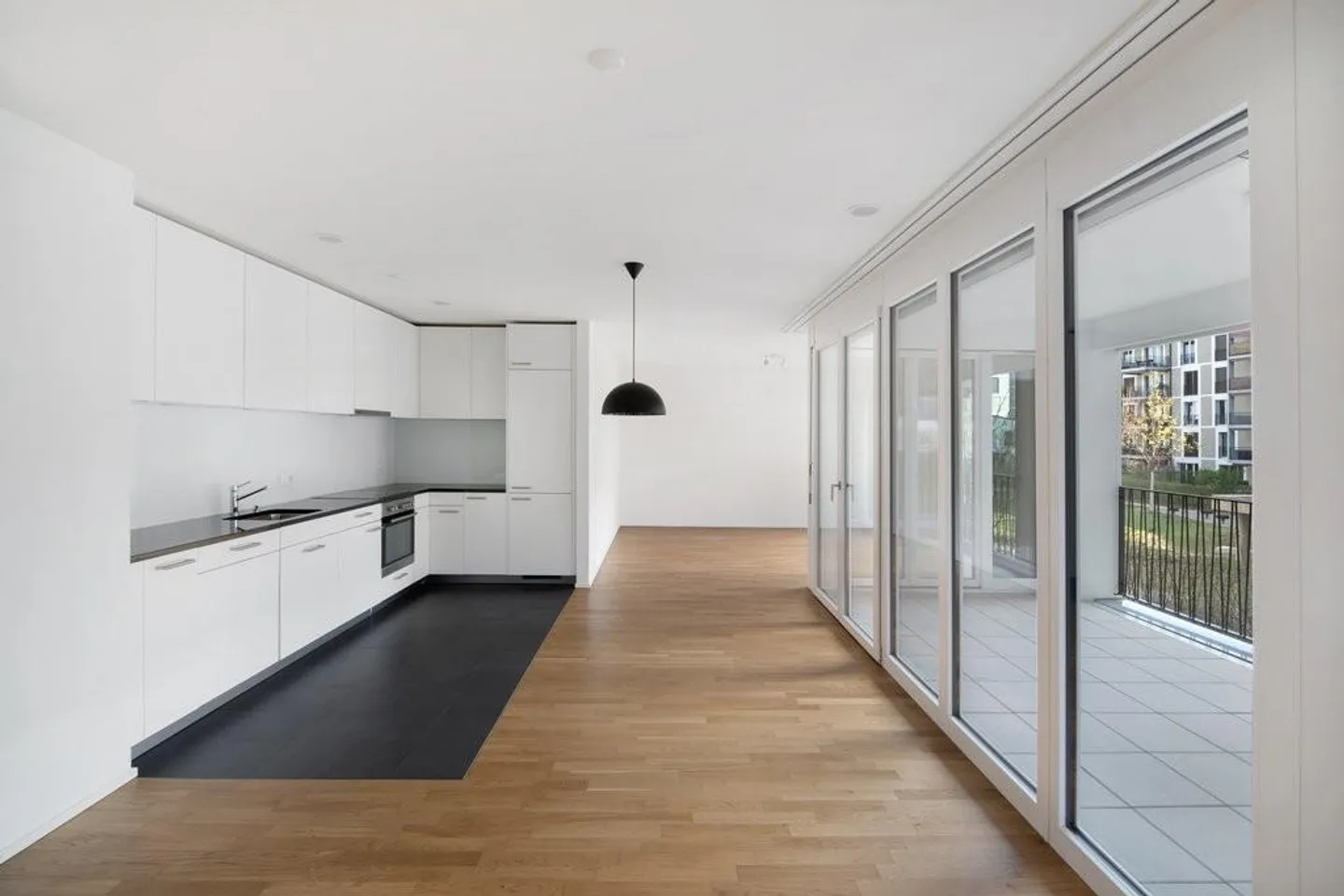 Living and life in centrally located urban quarter - Photo 3 of 9