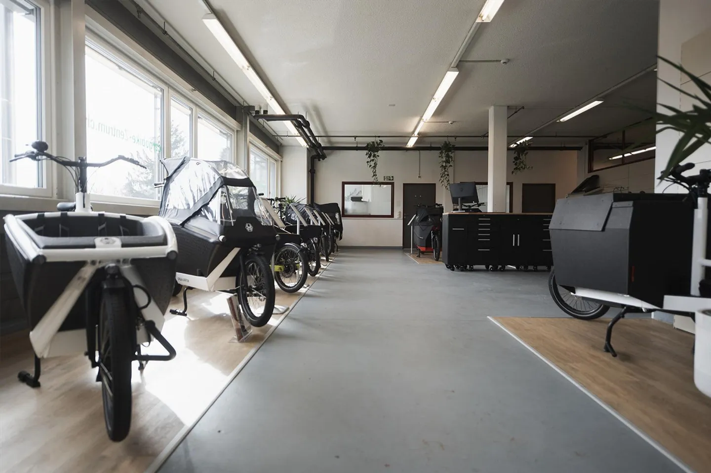 Modern, bright commercial space with versatile usage options - Photo 3 of 4