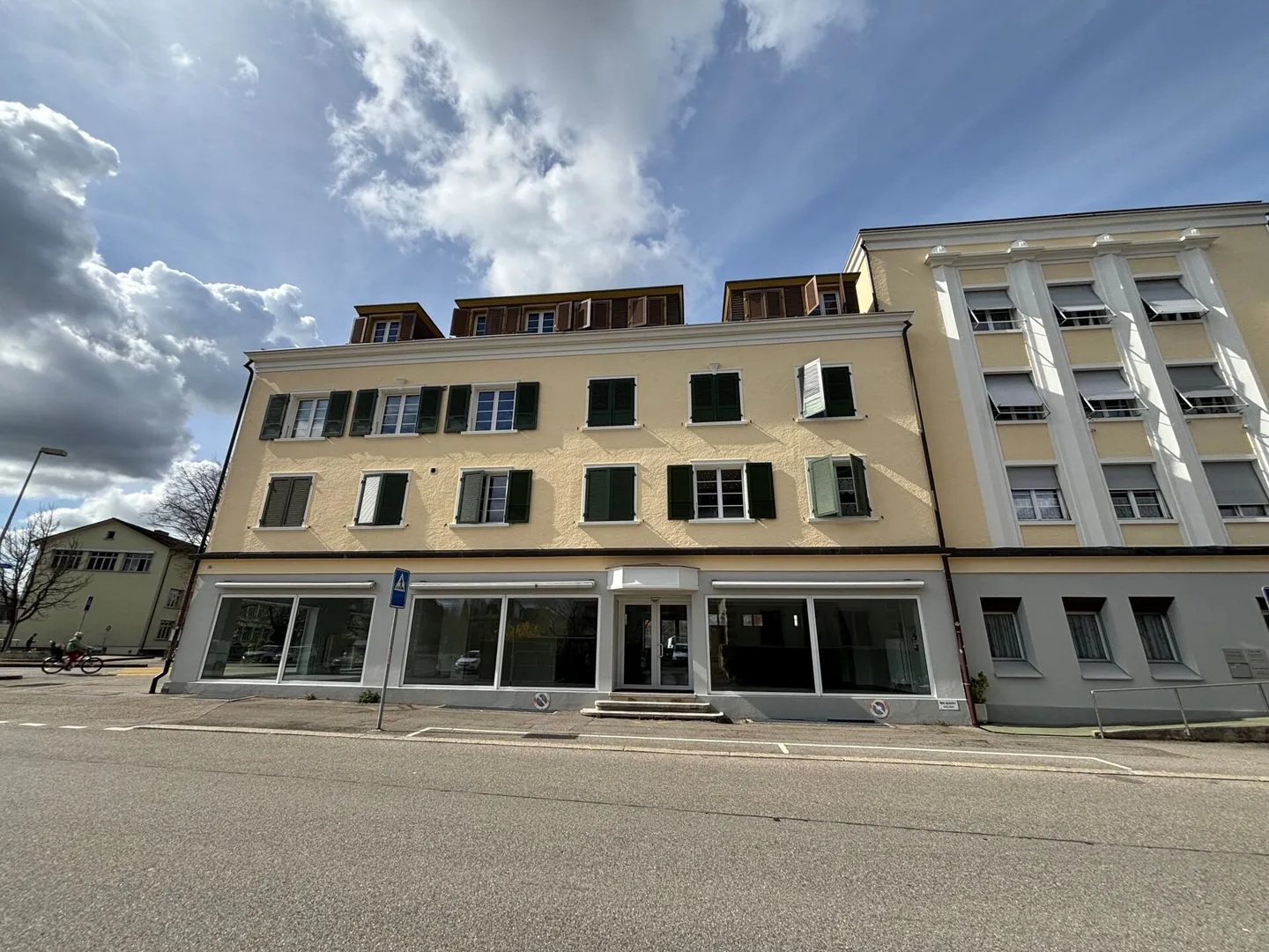Spazio commerciale attraente con grande area espositiva - Foto 10 di 10