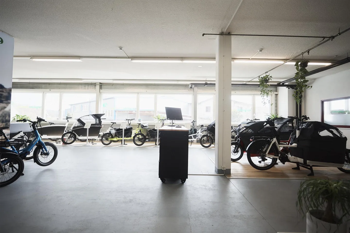 Modern, bright commercial space with versatile usage options - Photo 4 of 4