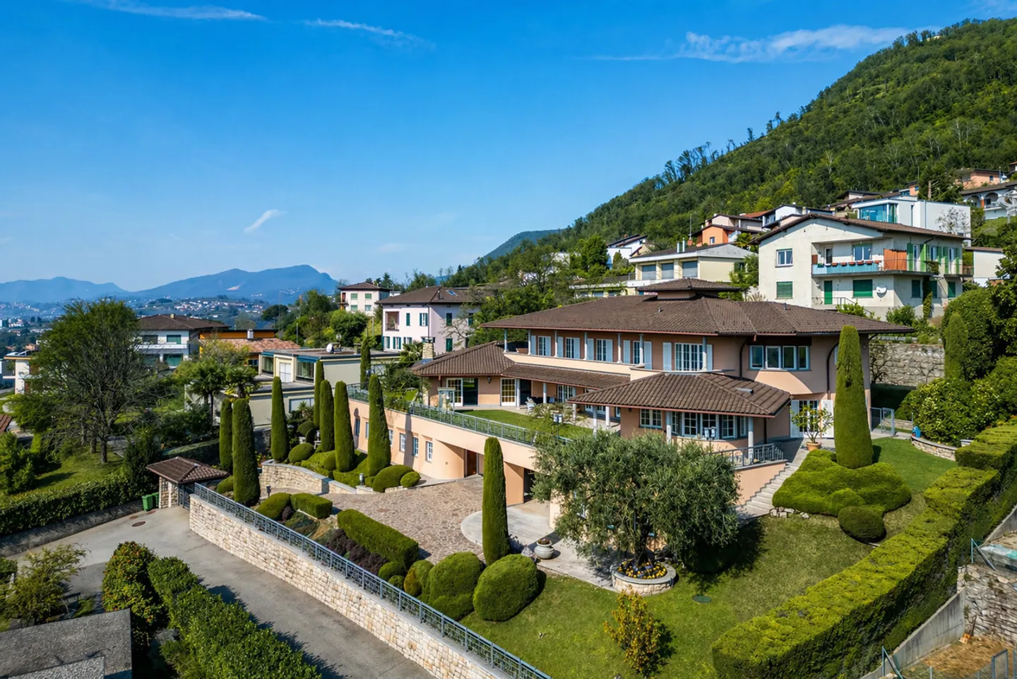 Elegant Villa in Vacallo - Photo 2 of 27