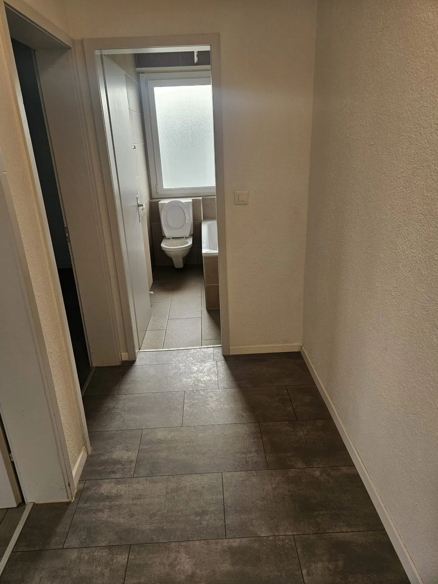 Modern and newly renovated 3-room apartment in Lyss - Photo 6 of 8