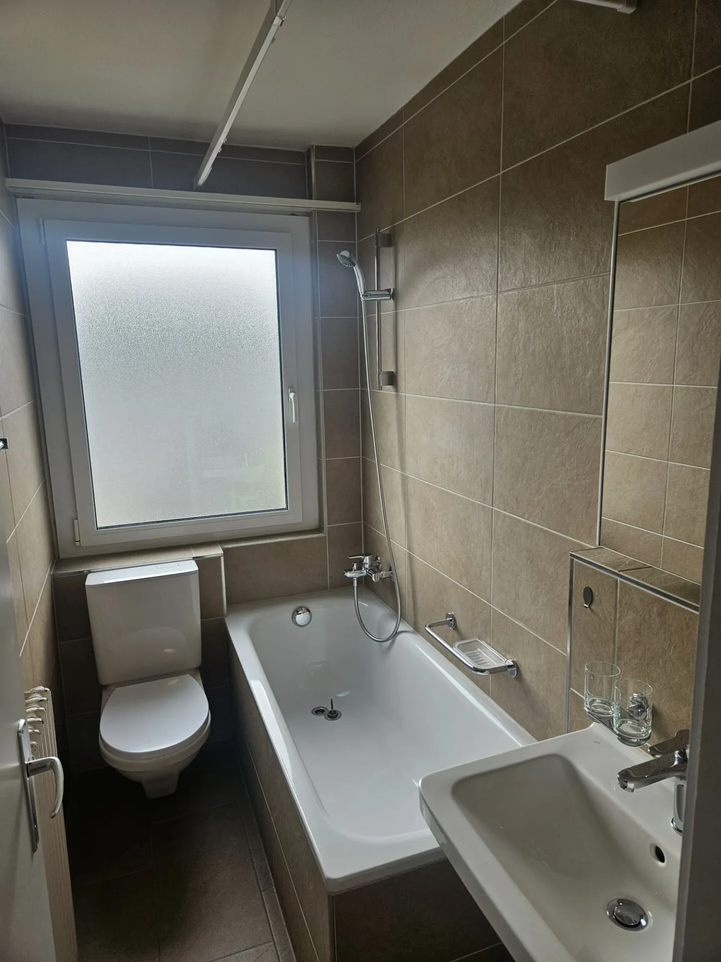 Modern and newly renovated 3-room apartment in Lyss - Photo 3 of 8