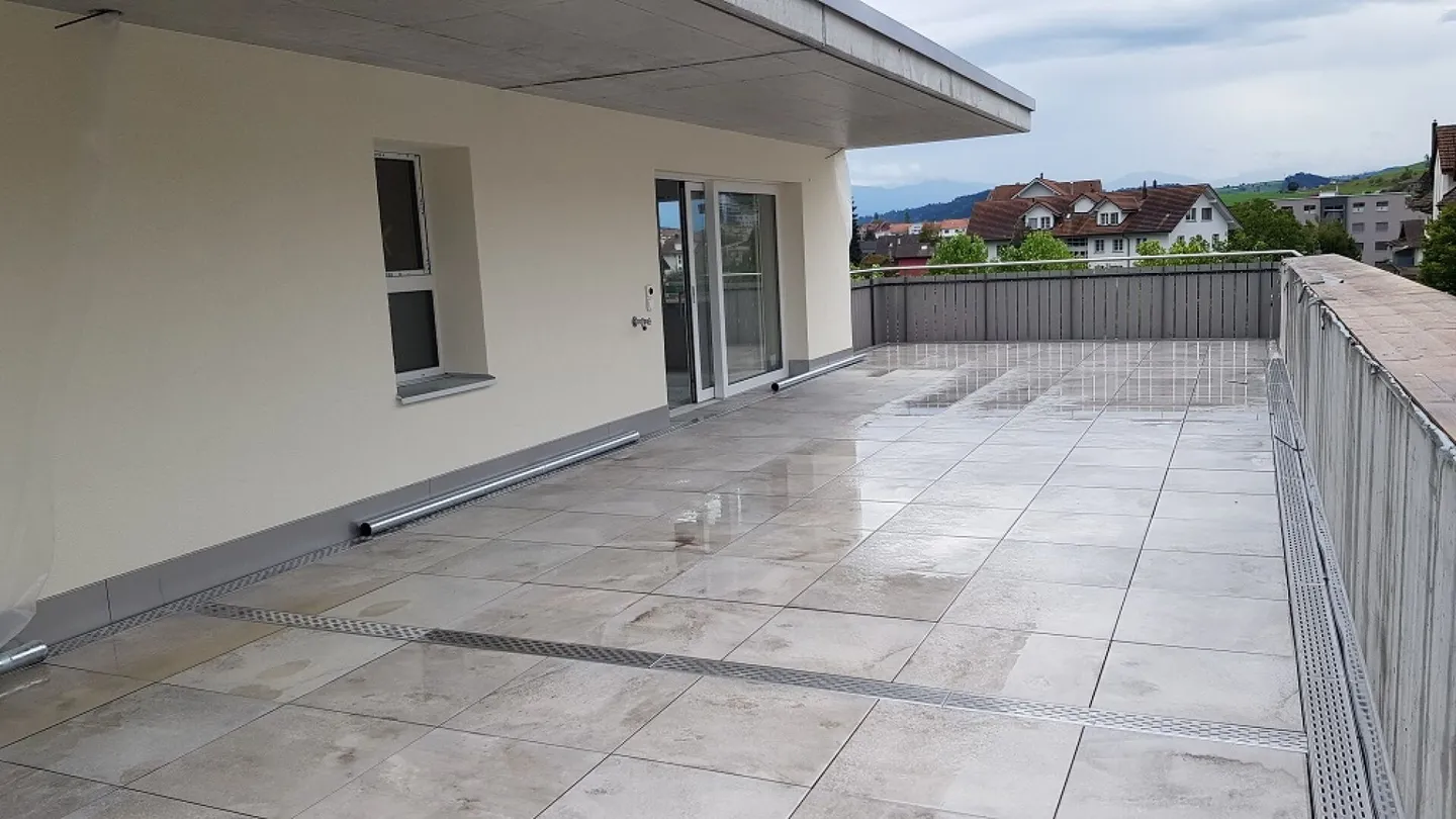 Appartement penthouse exclusif avec grande terrasse et vue panoramique à Schötz - Photo 2 sur 8