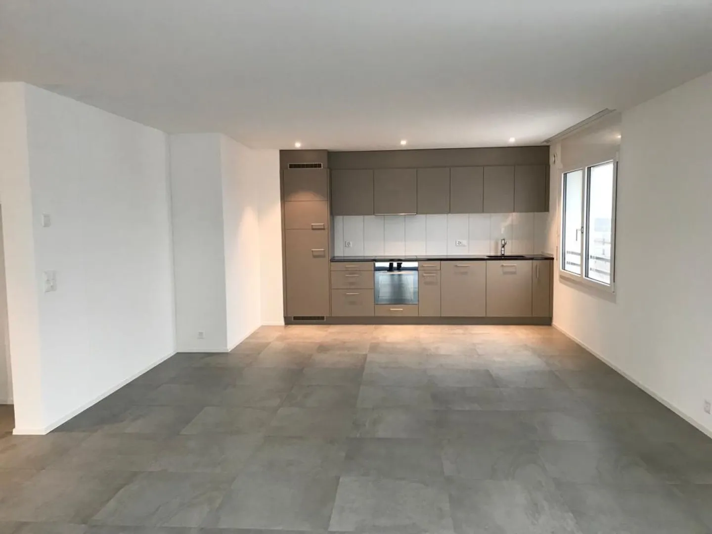 Appartement penthouse exclusif avec grande terrasse et vue panoramique à Schötz - Photo 3 sur 8