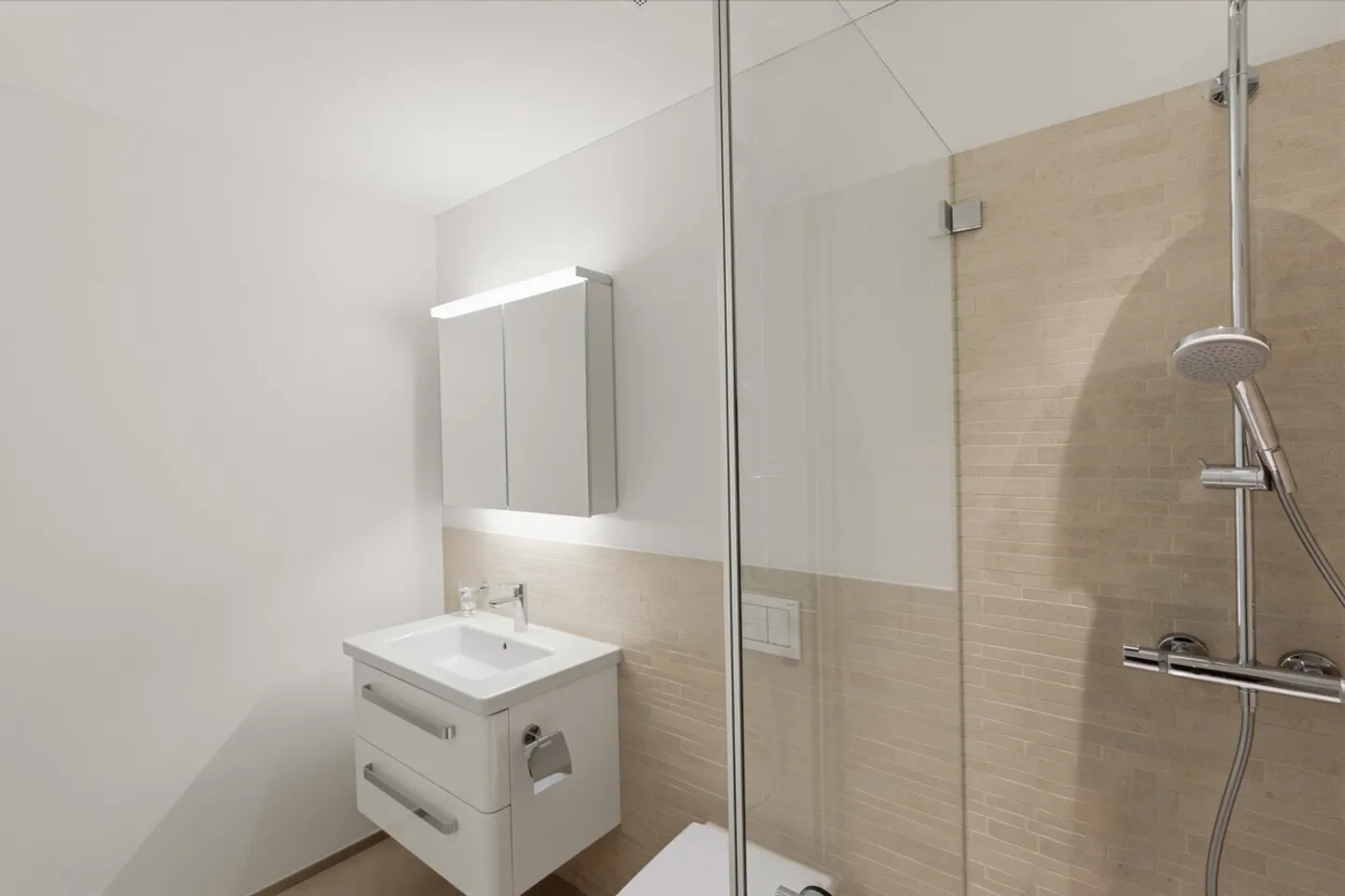 Modern 3.5-Room Apartment in Greppen - Photo 6 of 6