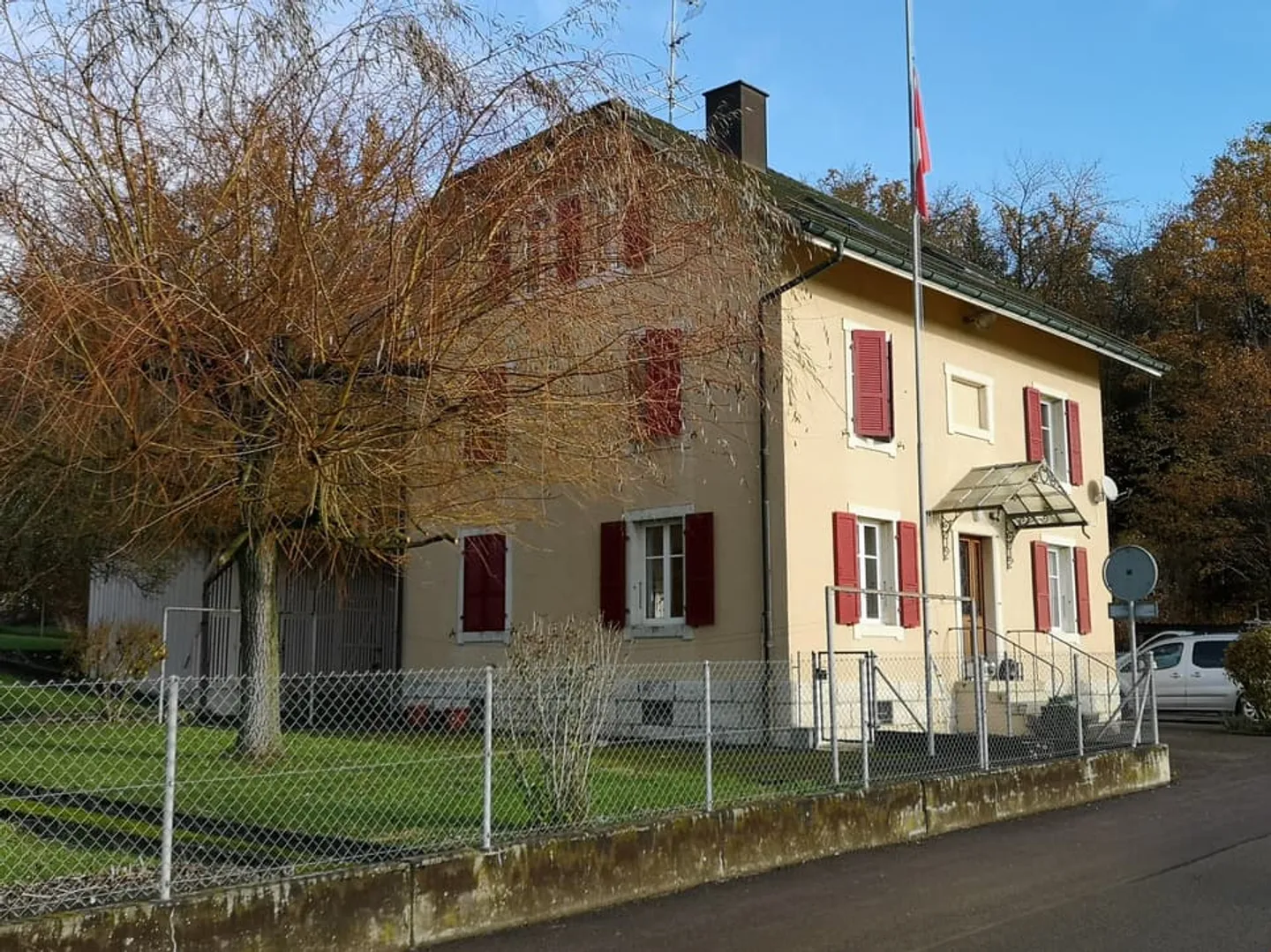 Edificio completamente affittato con 3 appartamenti e riserva di terreno edificabile - Foto 1 di 13