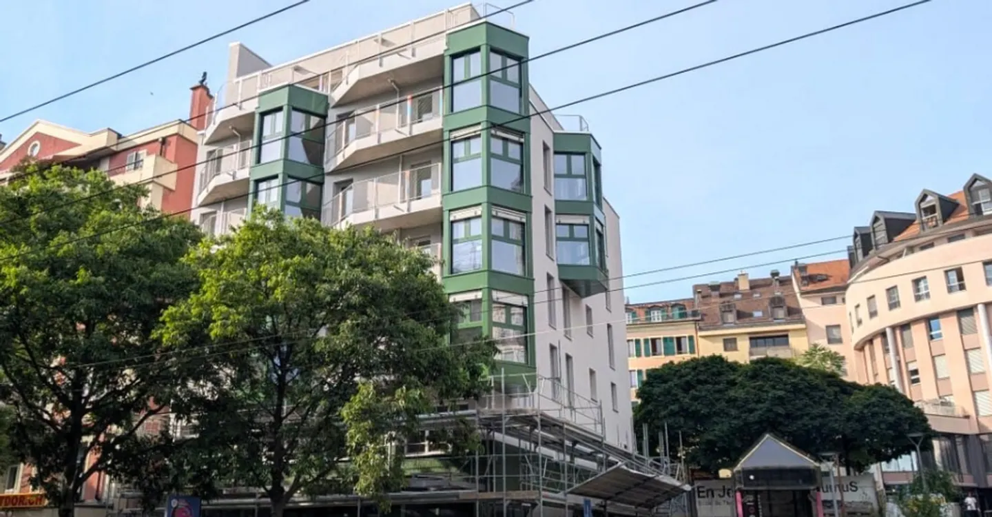 Bell'appartamento di 3,5 locali in un edificio completamente ristrutturato - Foto 1 di 9
