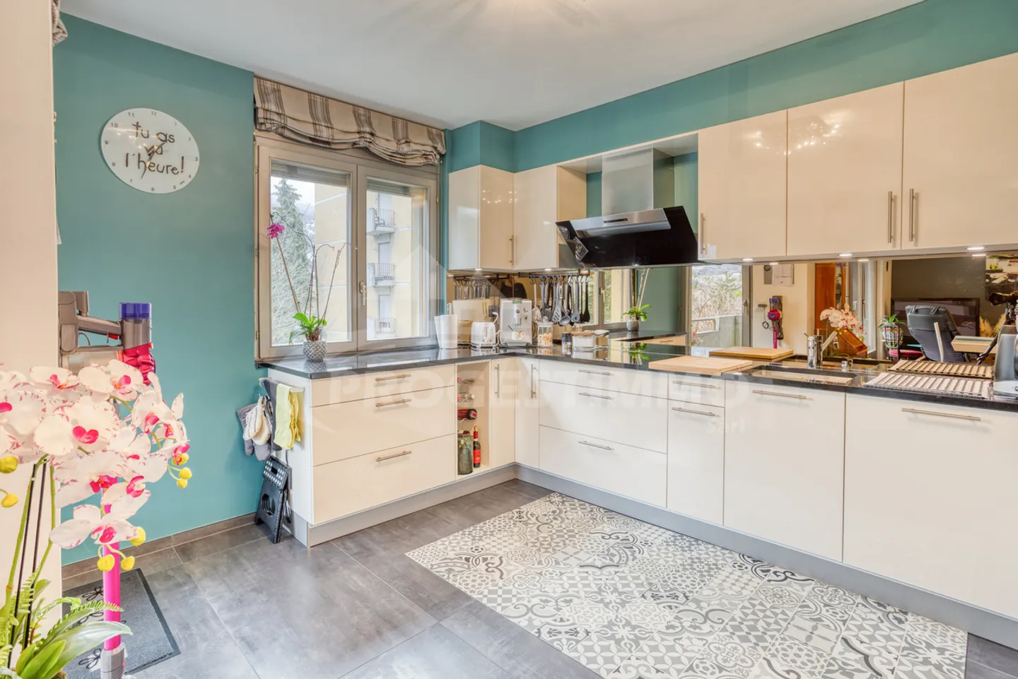 SUPERB 4.5-ZIMMER-WOHNUNG VOLLSTÄNDIG RENOVIERT - Foto 3 von 10