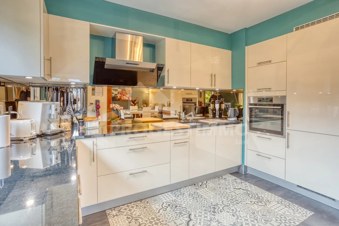 SUPERB 4.5-ZIMMER-WOHNUNG VOLLSTÄNDIG RENOVIERT - Foto 4 von 10