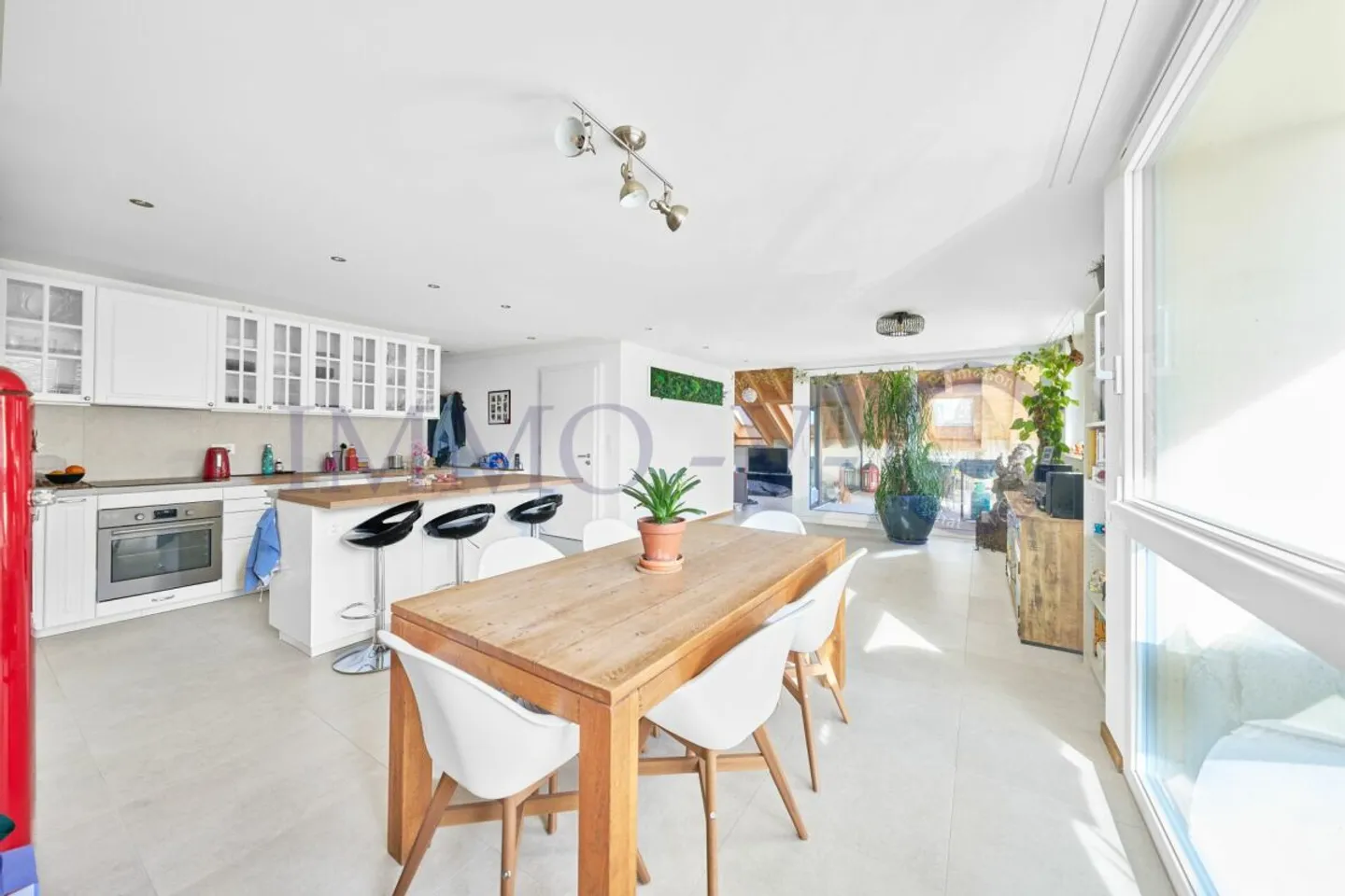 GERÄUMIGE HOCHWERTIGE WOHNUNG MIT BALKON-LOGGIA - Foto 1 von 8