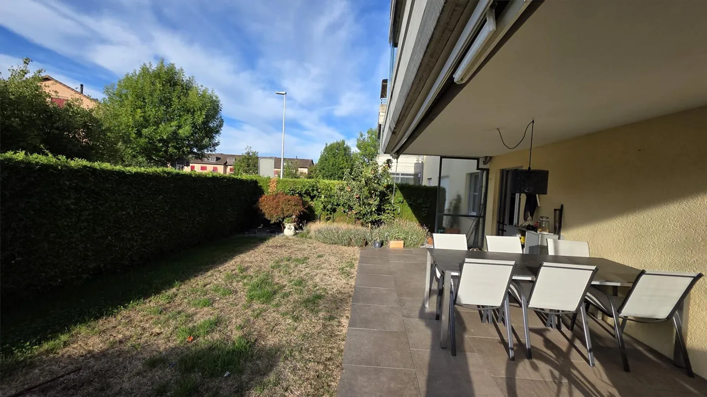 5.5-Room Ground Floor Apartment with Patio - Photo 6 of 8