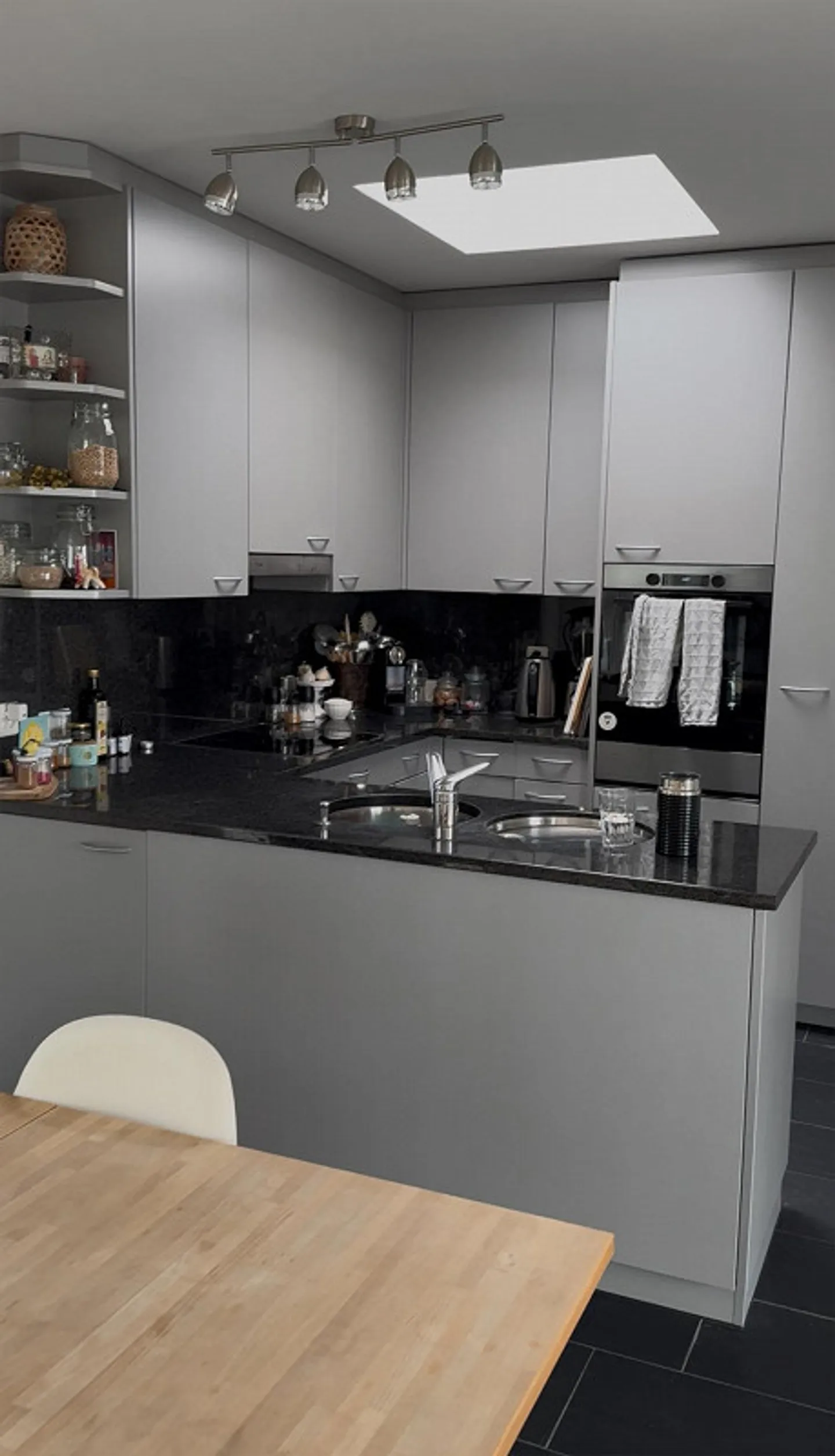 Furnished 3.5-room penthouse apartment - Photo 4 of 12