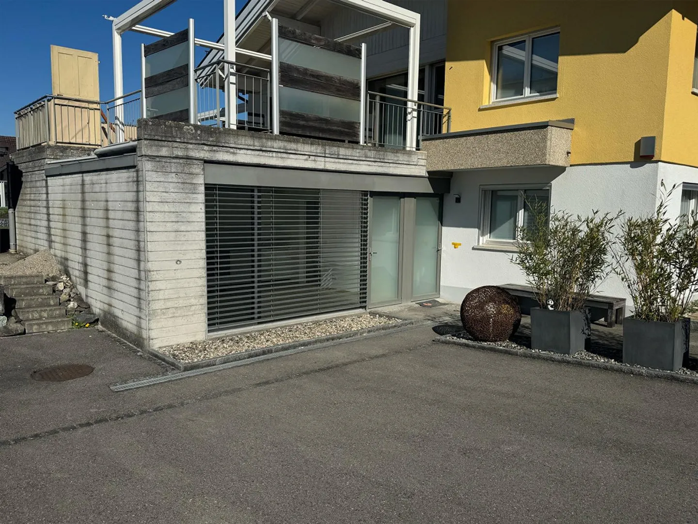 Modern 2.5-room apartment on the ground floor - Photo 1 of 10