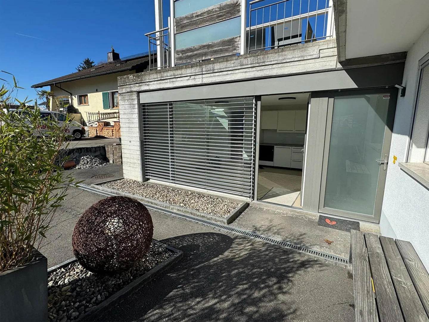 Modern 2.5-room apartment on the ground floor - Photo 2 of 10