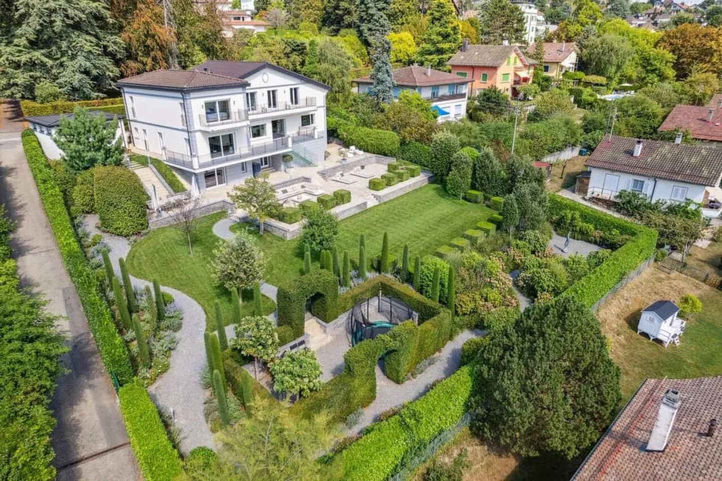 Geräumige moderne Immobilie in dominanter Lage - Foto 1 von 13