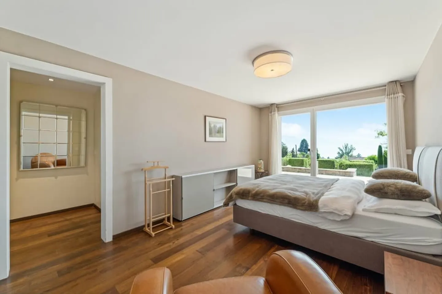 Geräumige moderne Immobilie in dominanter Lage - Foto 10 von 13