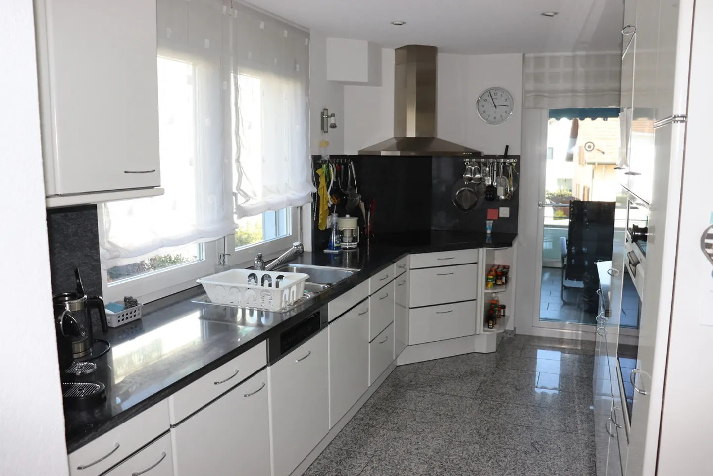 Modern 4.5-Room Apartment - Photo 3 of 15