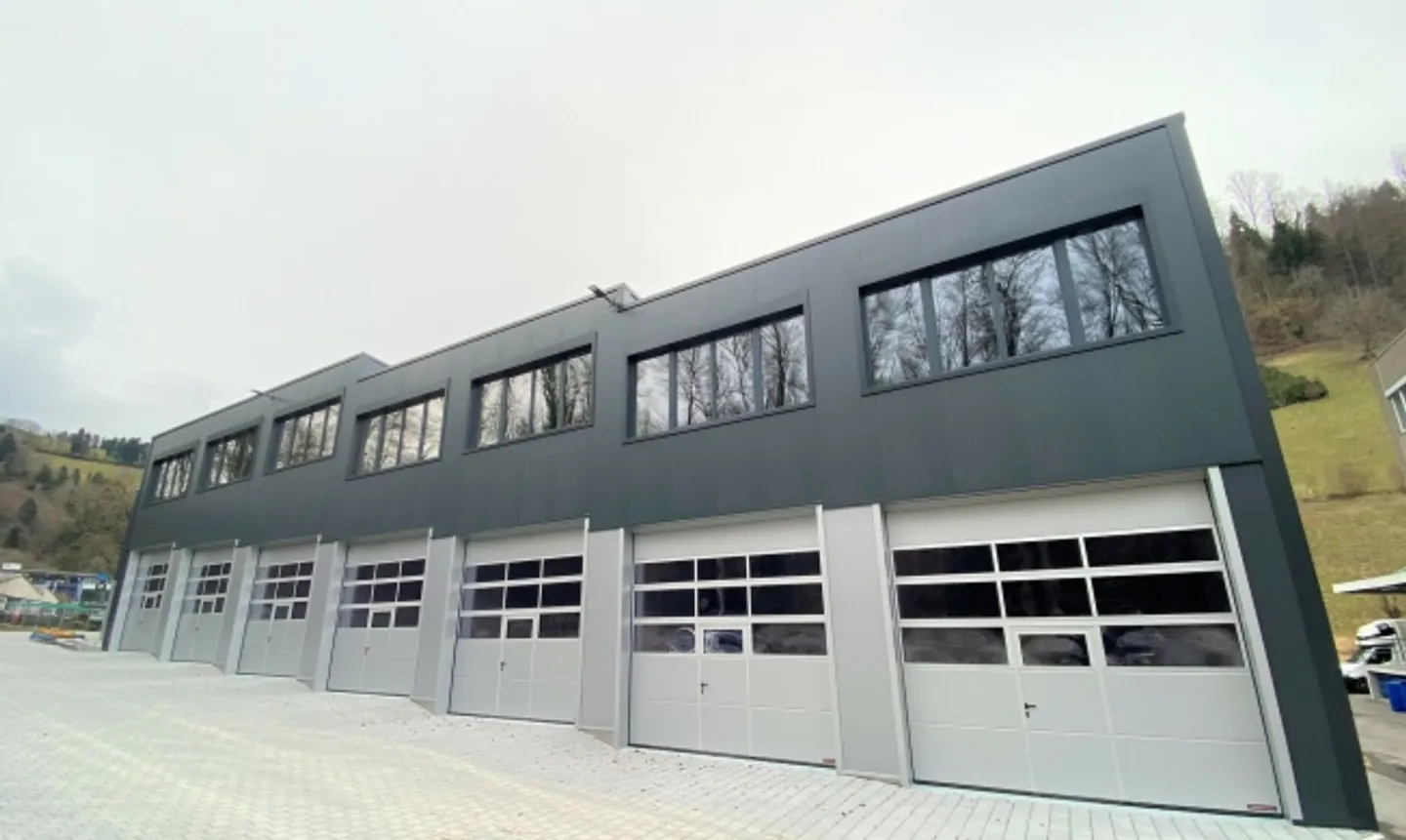 Mixed-use building for rent - Photo 1 of 1