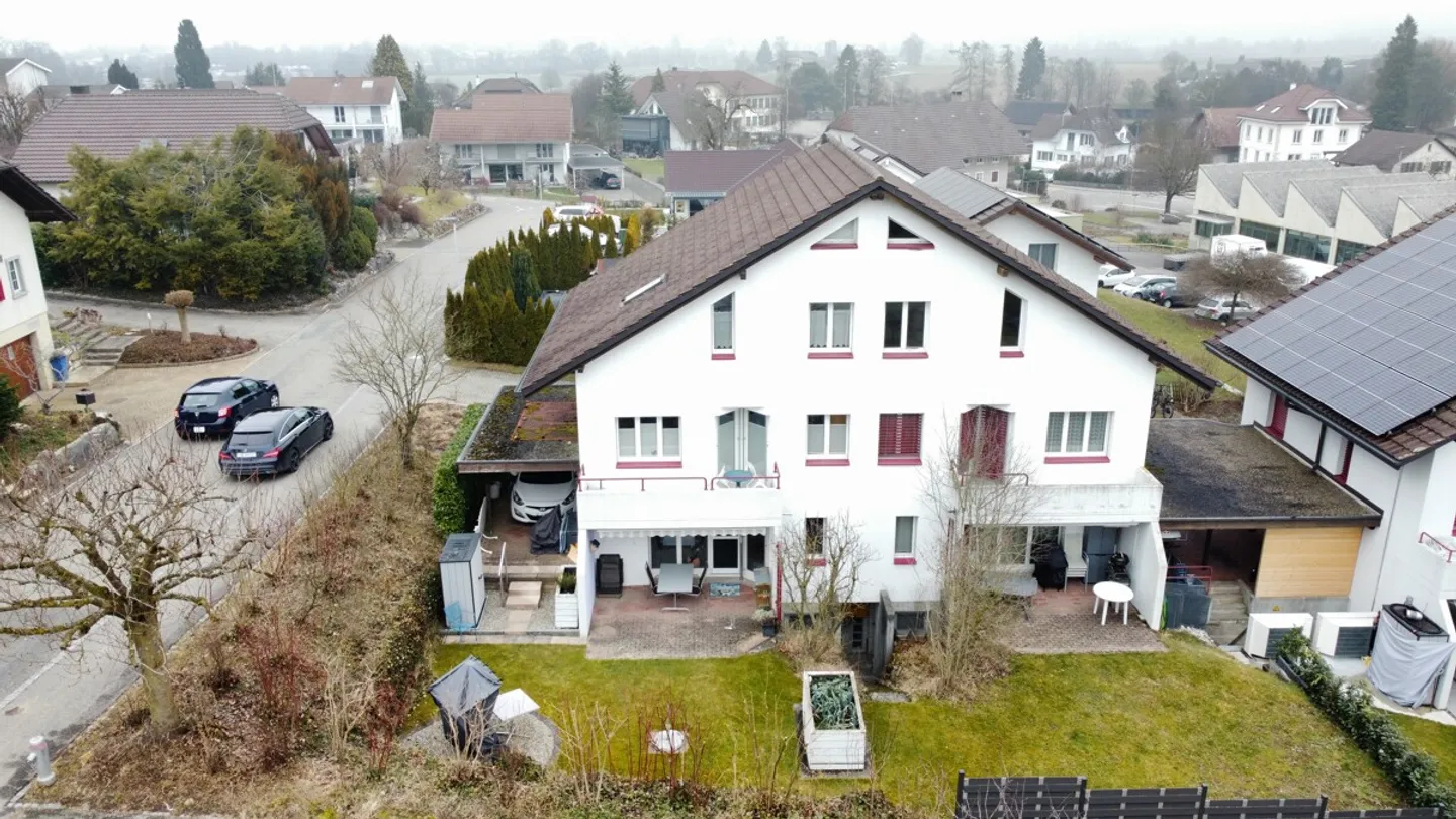 VILLA DOPPIA DI 5,5 STANZE IN UNA POSIZIONE IDILLICA - Foto 2 di 16