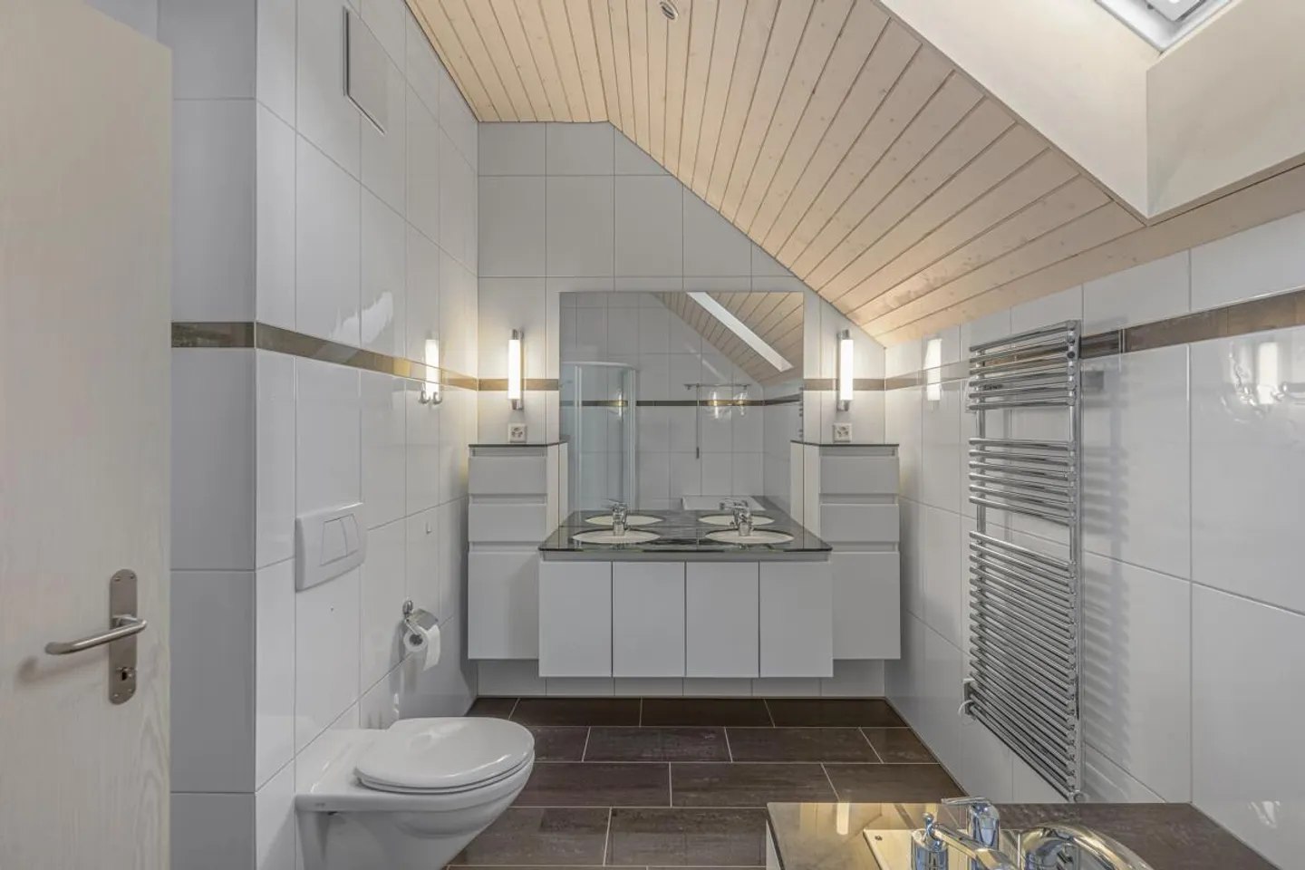 Appartement en penthouse de 4 ½ pièces dans un emplacement calme ! - Photo 2 sur 13