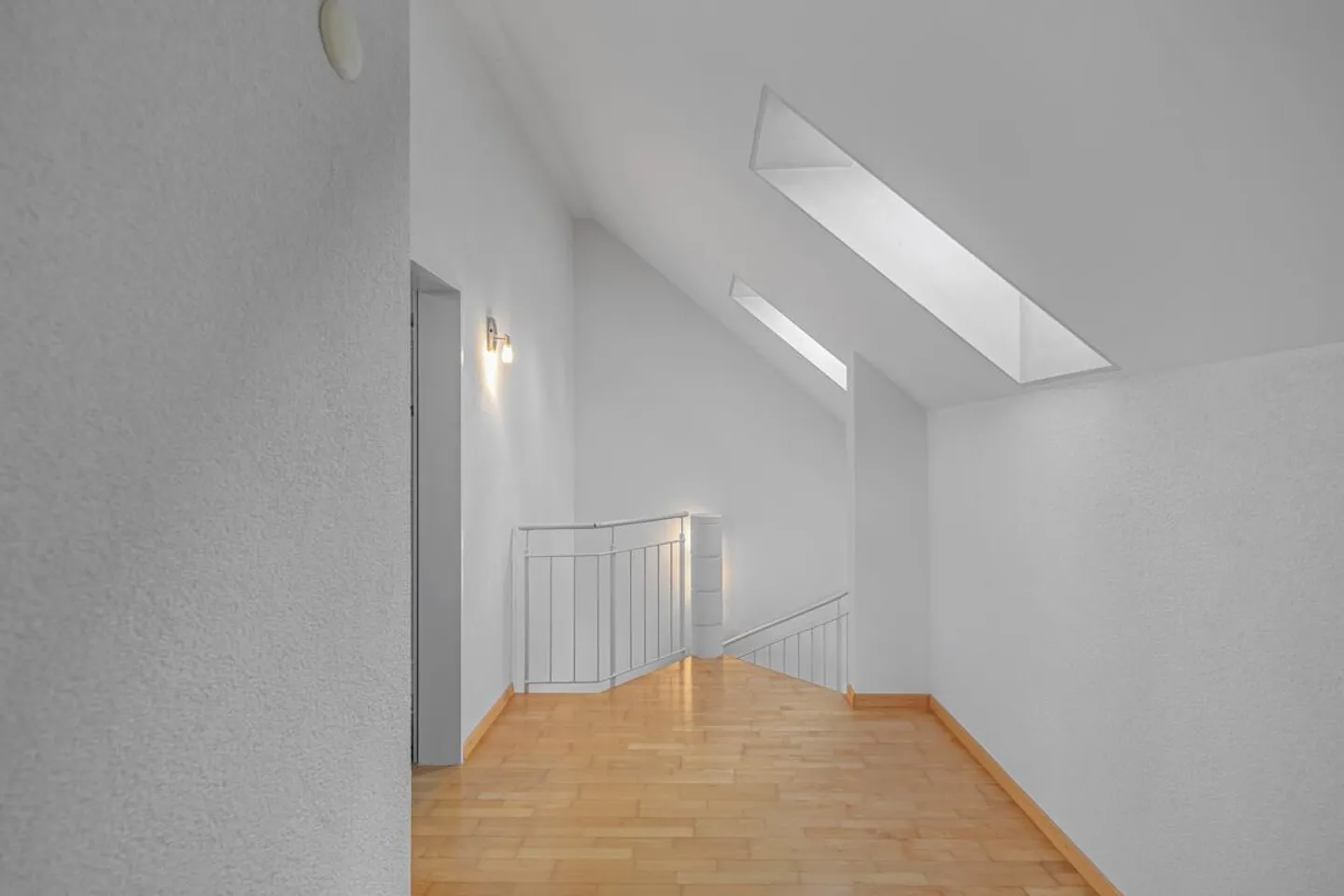 Appartement en penthouse de 4 ½ pièces dans un emplacement calme ! - Photo 3 sur 13