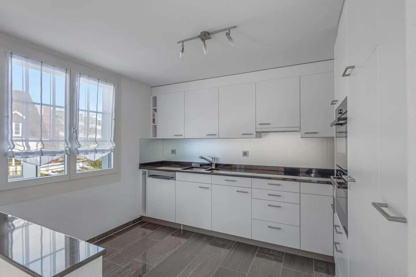 Appartement en penthouse de 4 ½ pièces dans un emplacement calme ! - Photo 7 sur 13