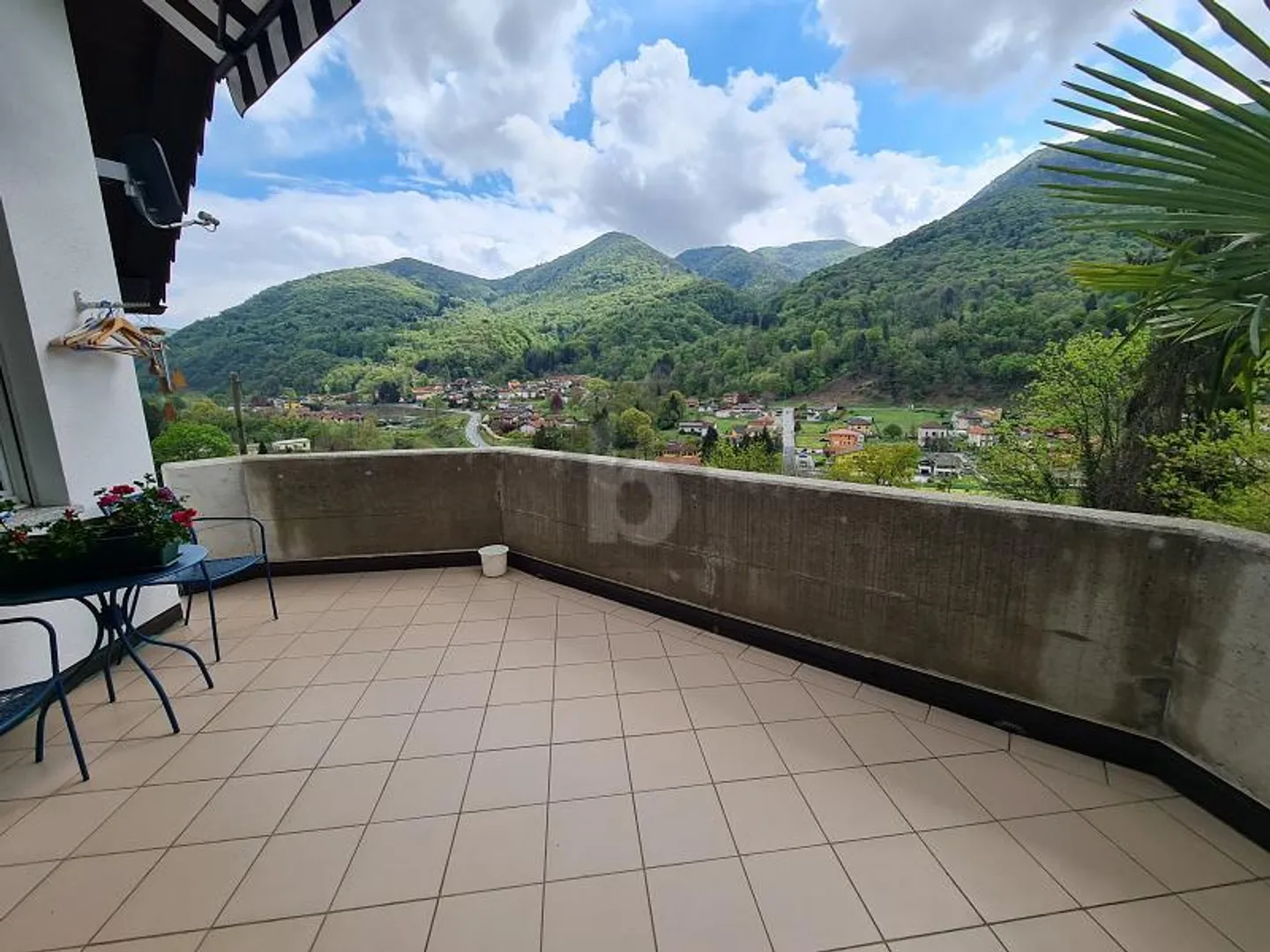 SPACIEUX ET ENSOLEILLÉ AVEC TERRAIN - Photo 1 sur 6