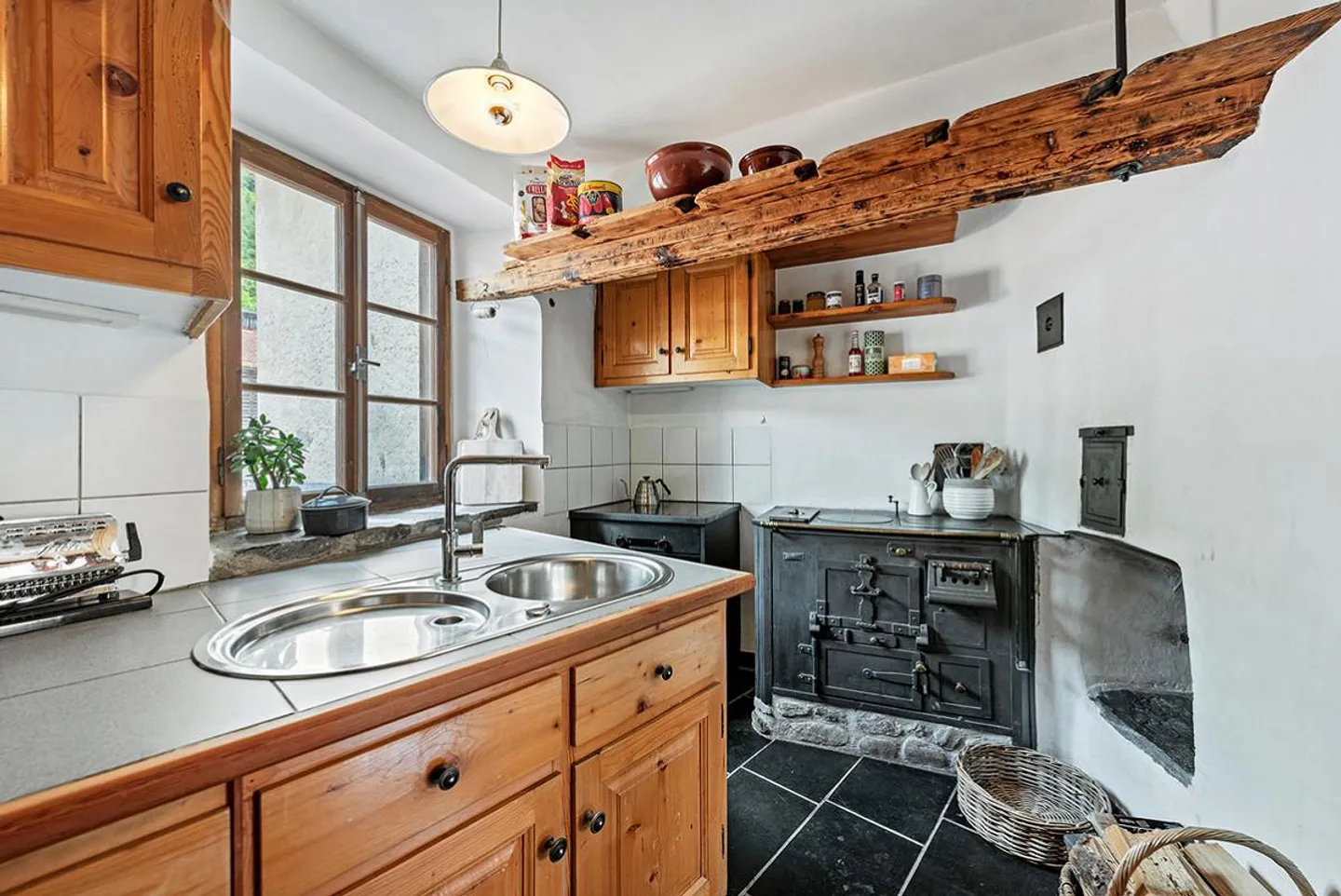 Casa multigenerazionale situata centralmente con storia a Trin-Dorf - Foto 2 di 6