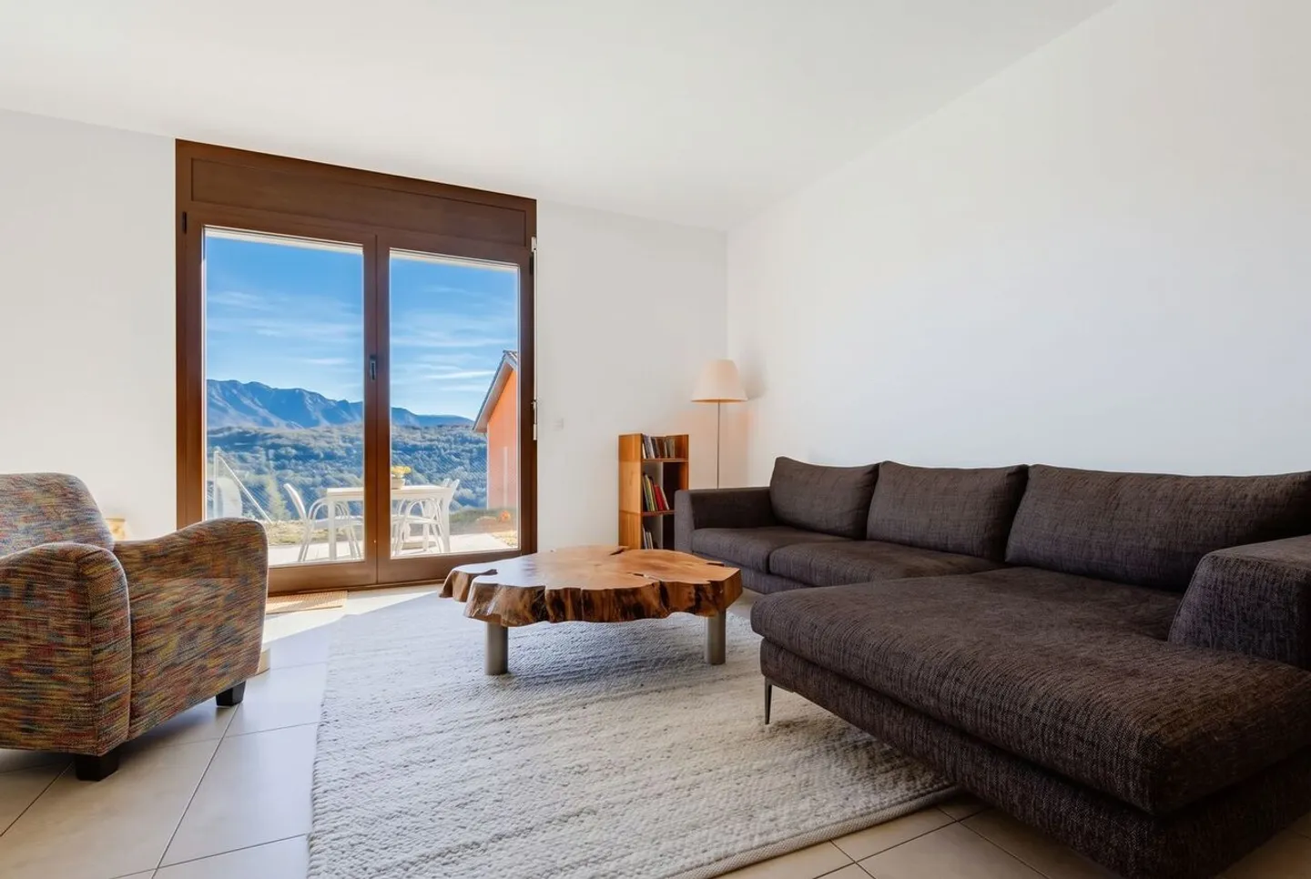 Charming Apartment with Lake View - Photo 4 of 12