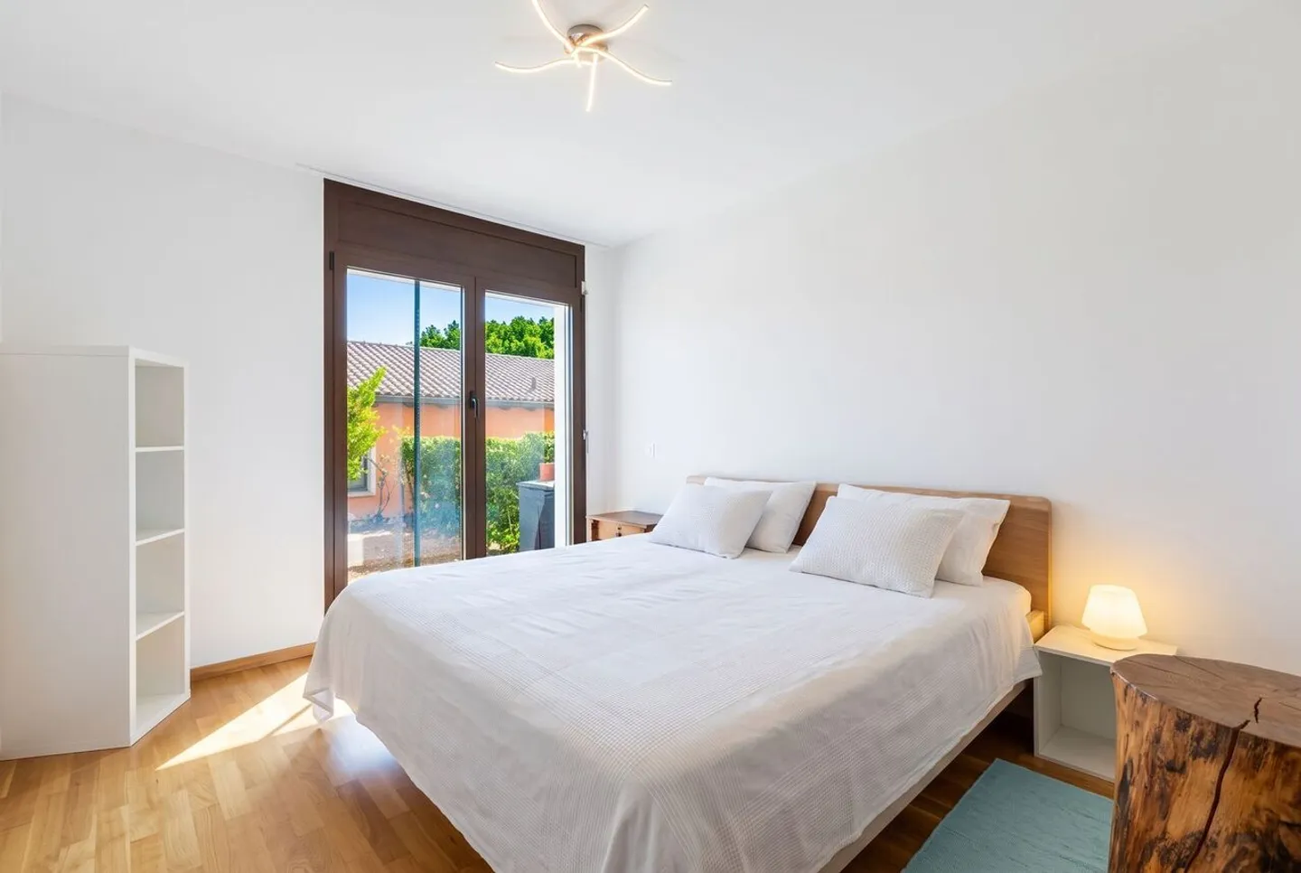 Charming Apartment with Lake View - Photo 5 of 12