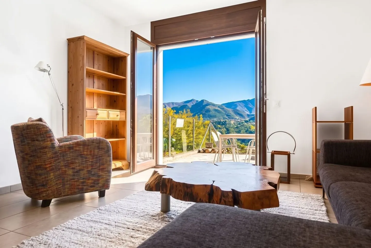 Charming Apartment with Lake View - Photo 6 of 12