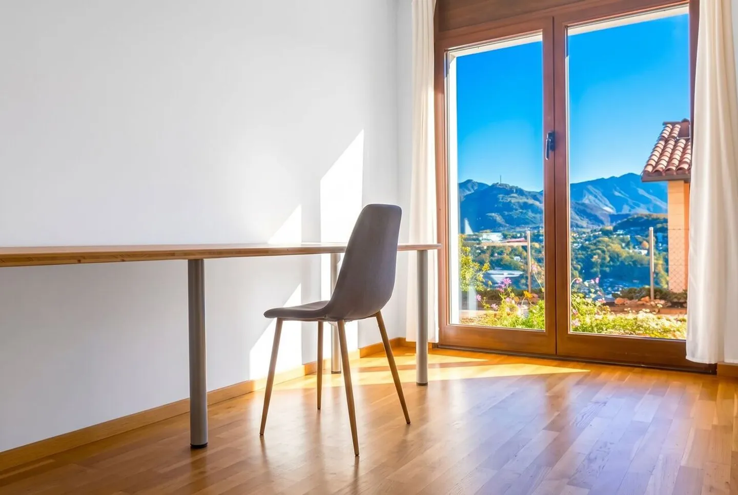 Charming Apartment with Lake View - Photo 8 of 12