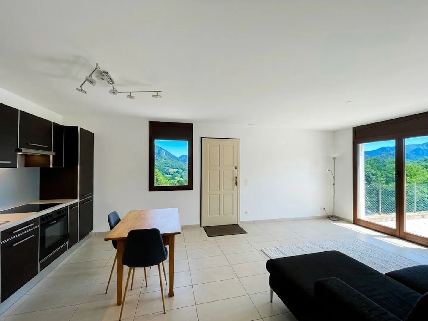 Charming Apartment with Lake View - Photo 10 of 12