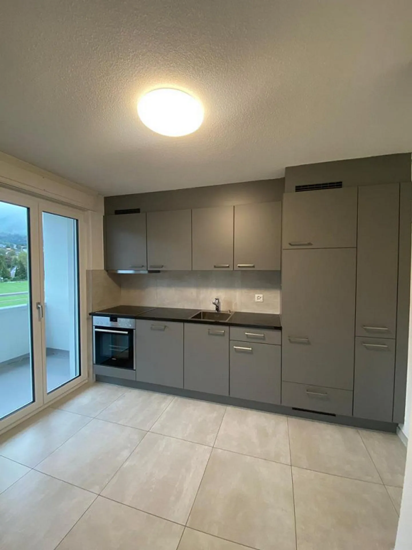 Appartamento moderno di 3,5 locali al 3° piano con due balconi - Foto 1 di 10