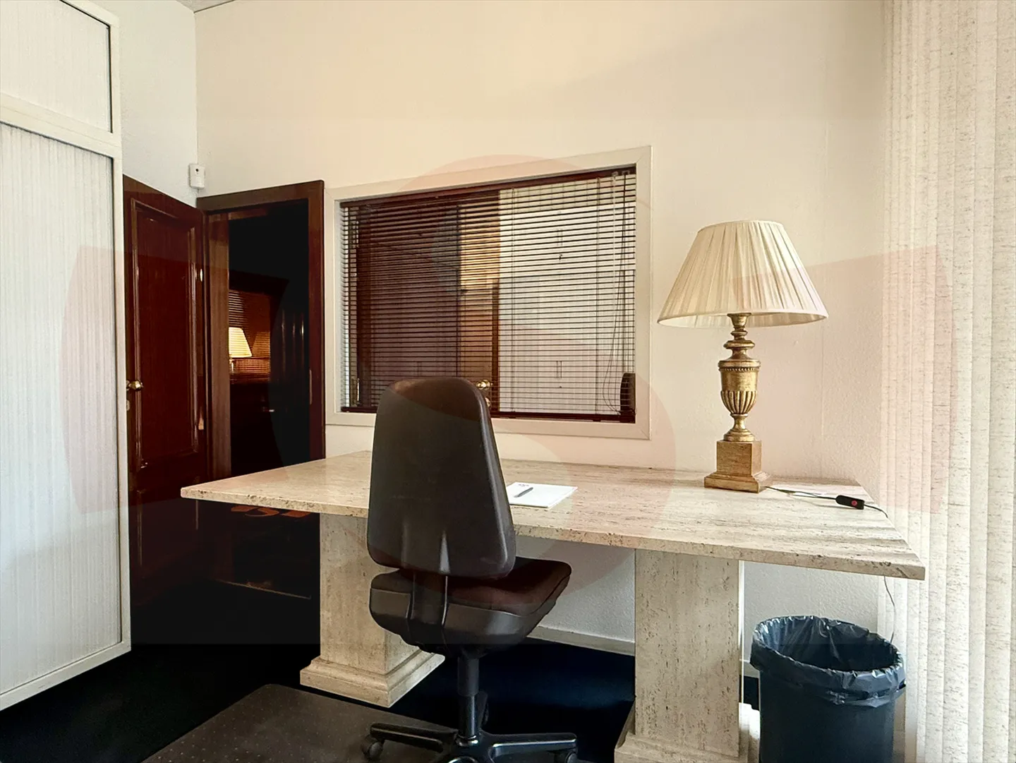 Bureaux meublés à sous-louer par trimestre ou semestre ou par année - Photo 3 sur 4