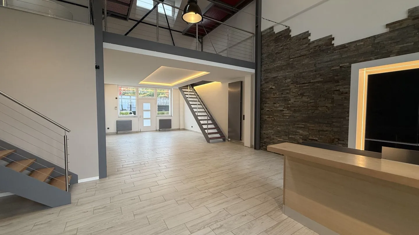 Modernes Loft mit spektakulärer Architektur und Seeblick - Foto 2 von 14