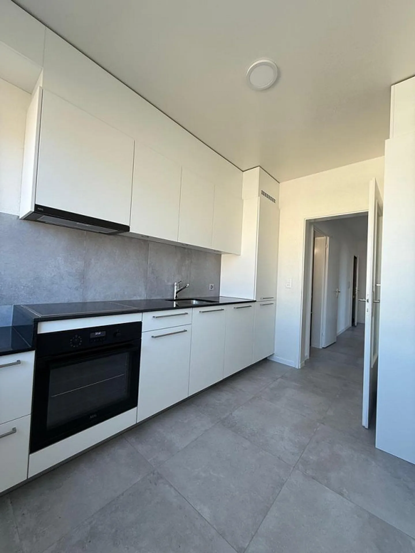 Appartement rénové de 3 pièces au 4ème étage avec balcon - Photo 1 sur 10