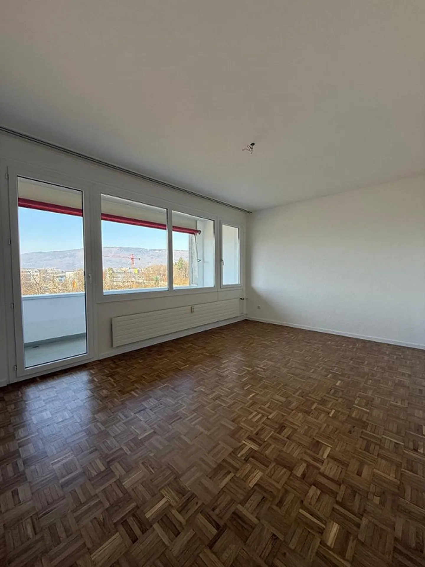 Appartement rénové de 3 pièces au 4ème étage avec balcon - Photo 3 sur 10