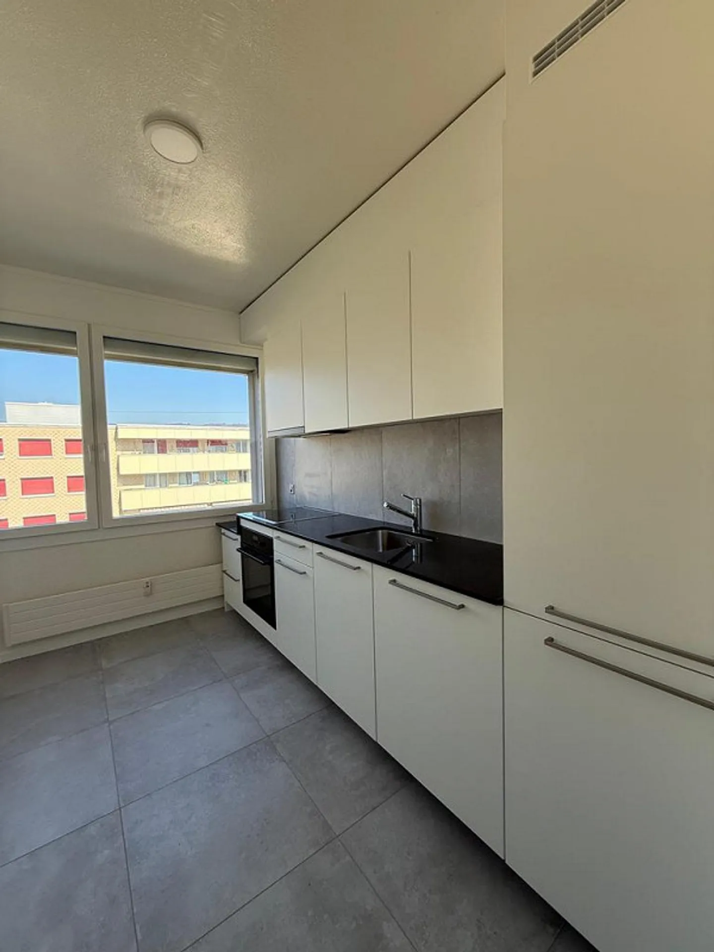 Appartement rénové de 3 pièces au 4ème étage avec balcon - Photo 2 sur 10