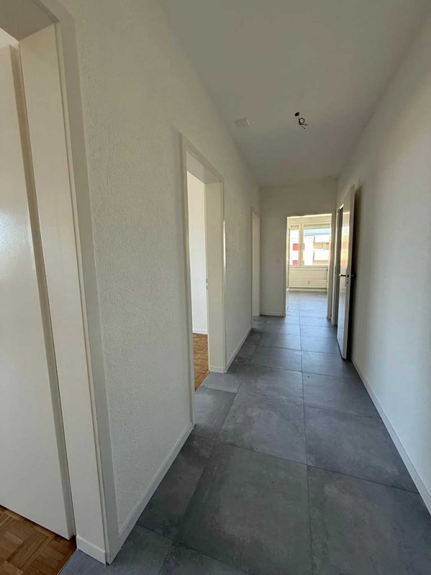 Appartement rénové de 3 pièces au 4ème étage avec balcon - Photo 4 sur 10