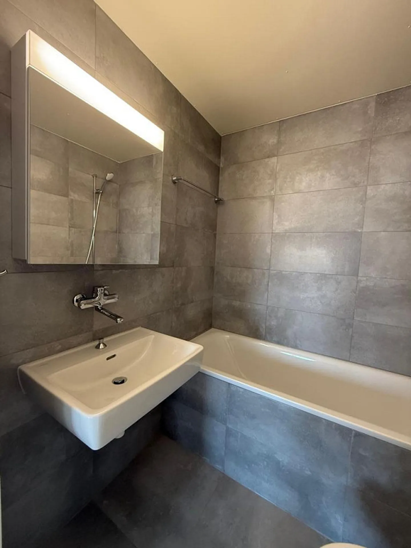Appartement rénové de 3 pièces au 4ème étage avec balcon - Photo 7 sur 10