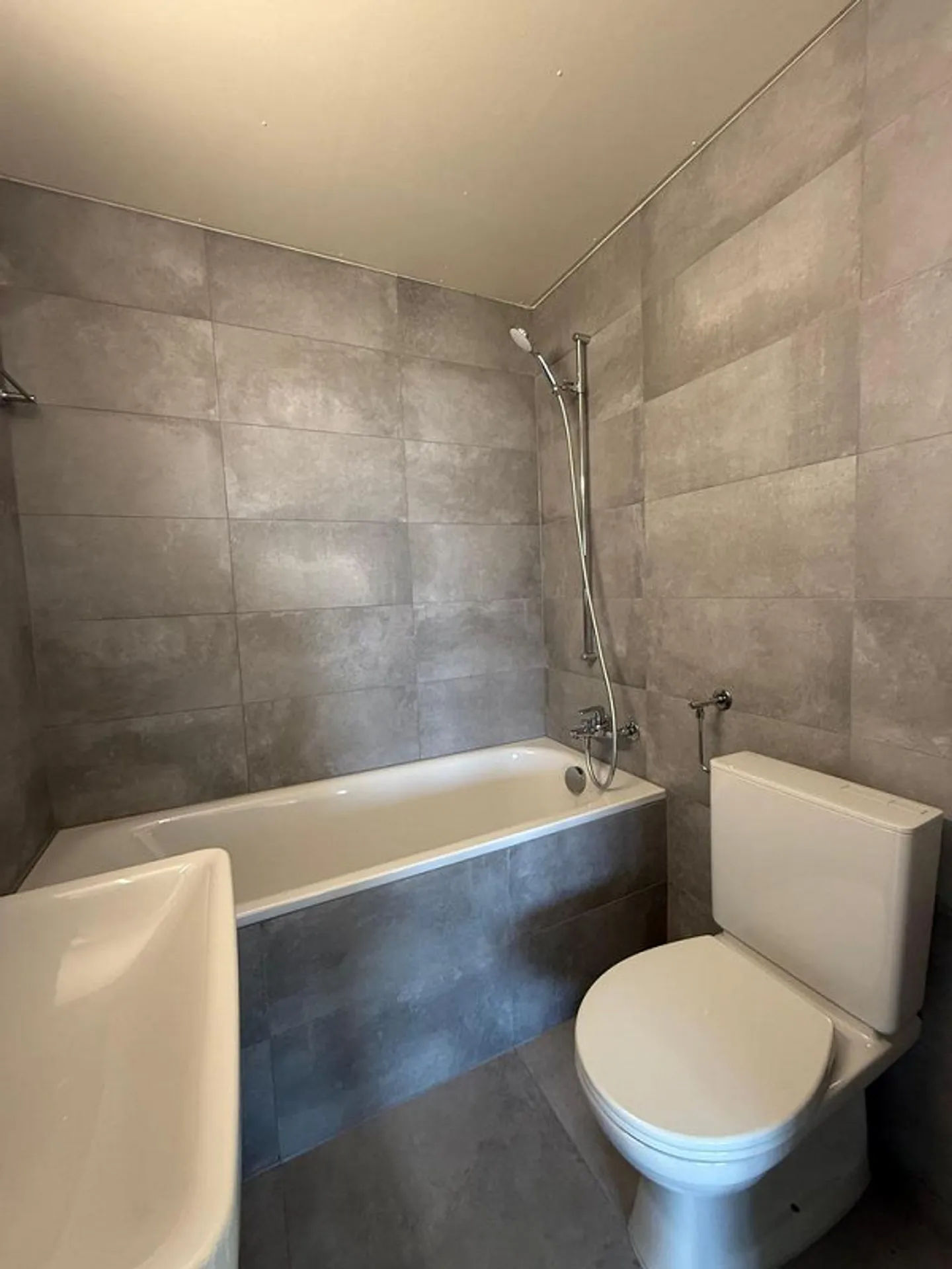 Appartement rénové de 3 pièces au 4ème étage avec balcon - Photo 8 sur 10