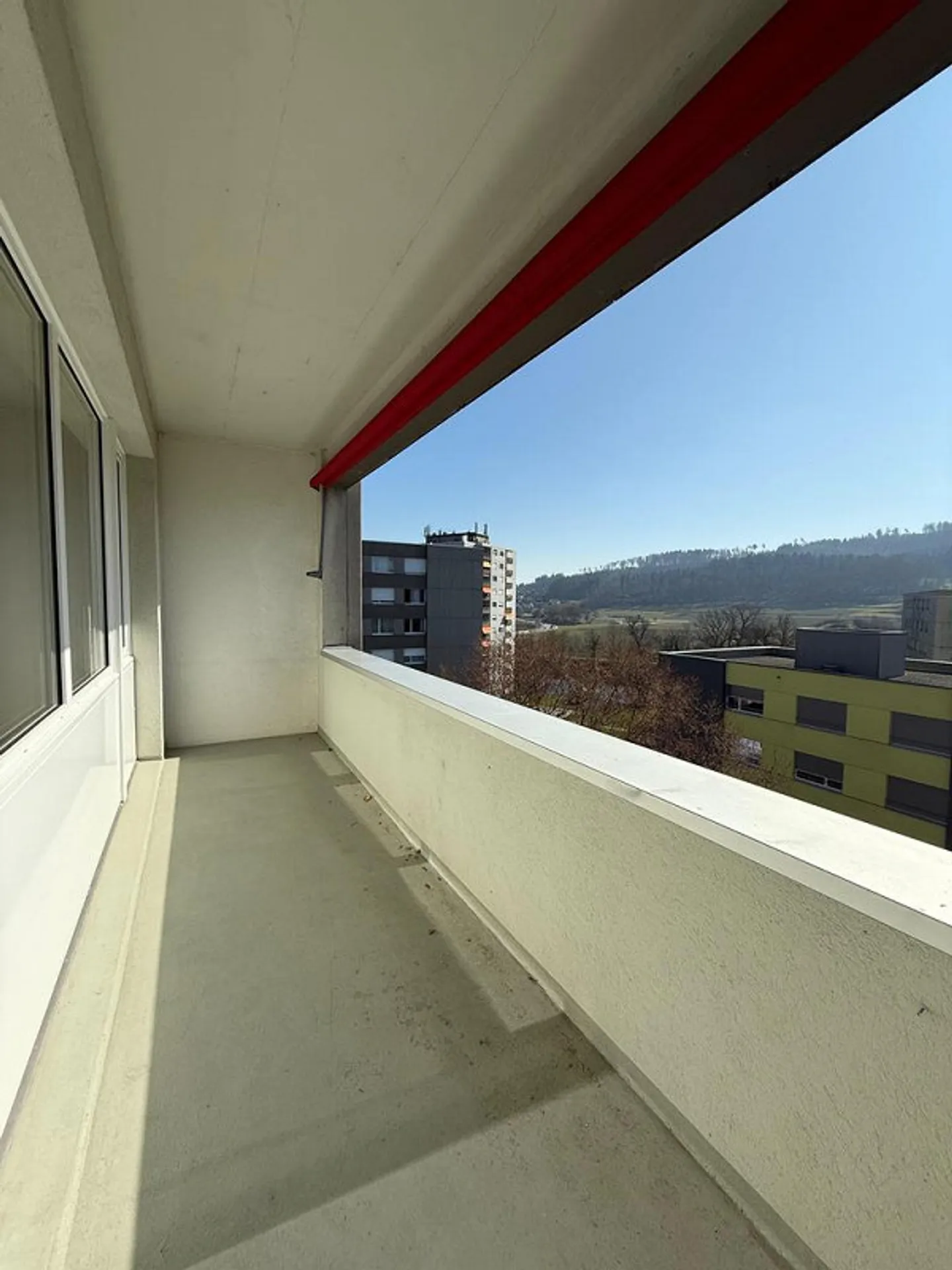 Appartement rénové de 3 pièces au 4ème étage avec balcon - Photo 9 sur 10