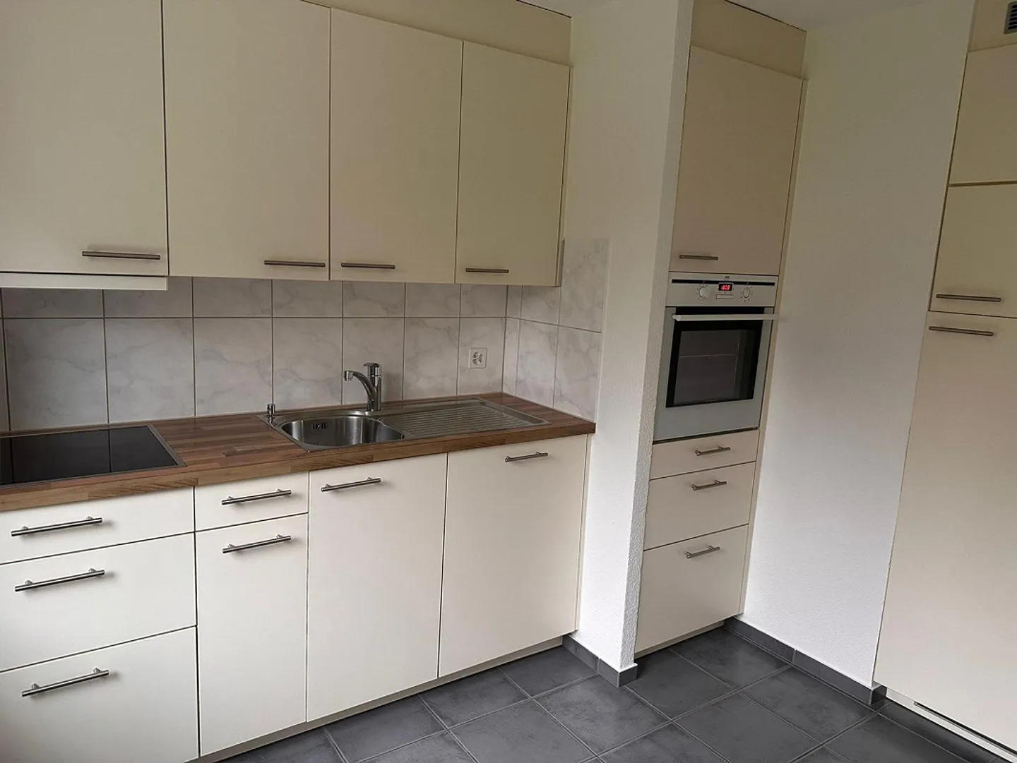 Appartamento 3.5 stanze, cucina/bagno come nuovo, nuovo laminato, tranquillo, ben tenuto, balcone - Foto 3 di 14