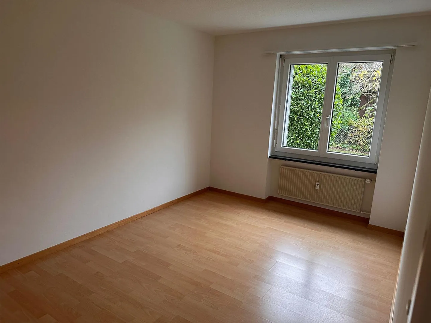 Appartamento 3.5 stanze, cucina/bagno come nuovo, nuovo laminato, tranquillo, ben tenuto, balcone - Foto 6 di 14