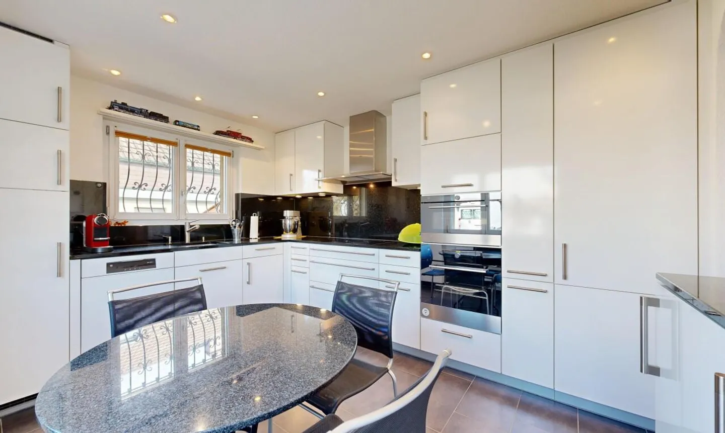 Spacious Home for Families in a Quiet Location - Photo 4 of 11