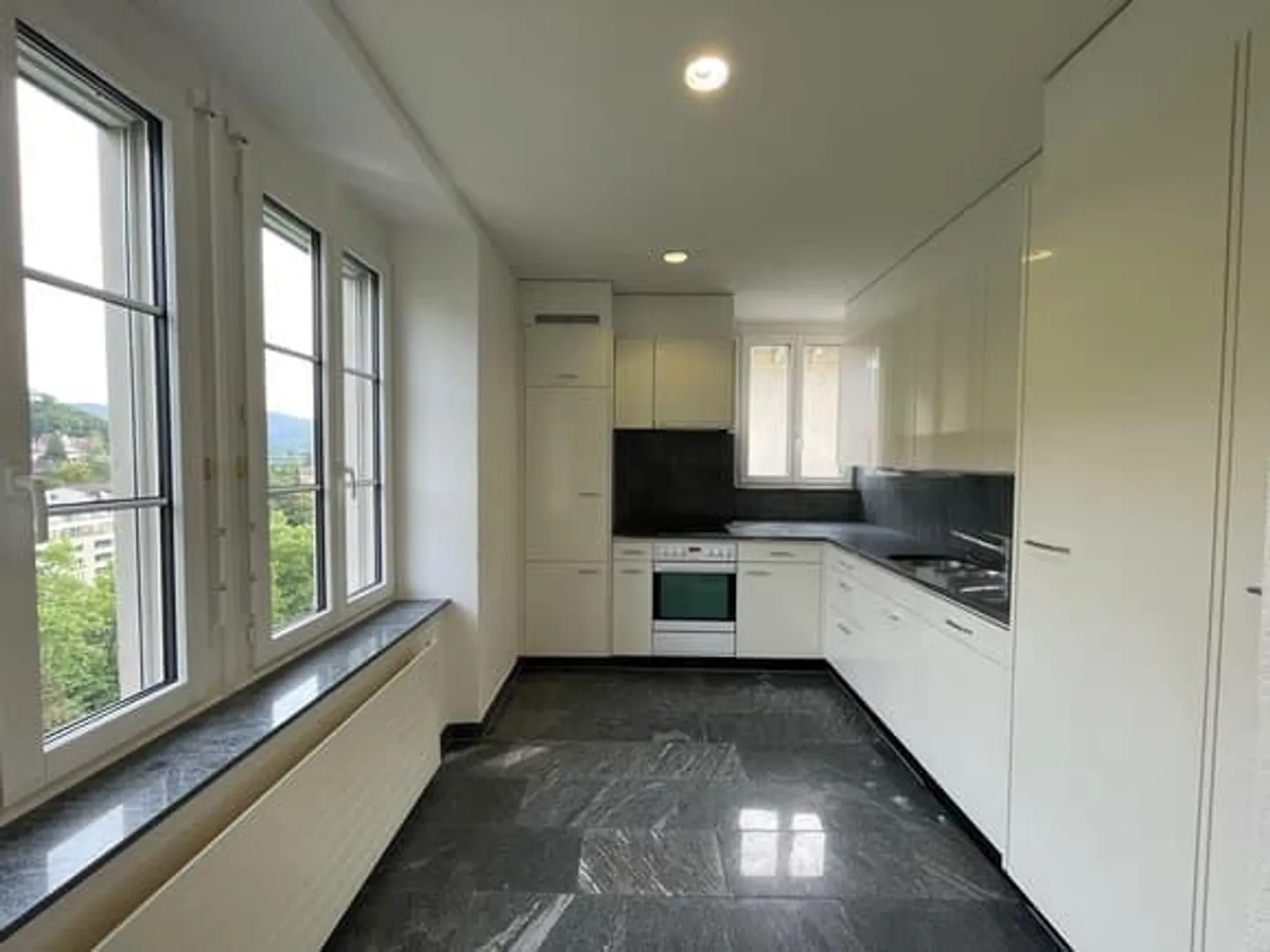 Charmante appartement 2 pièces dans un bâtiment historique à Baden - Photo 2 sur 7