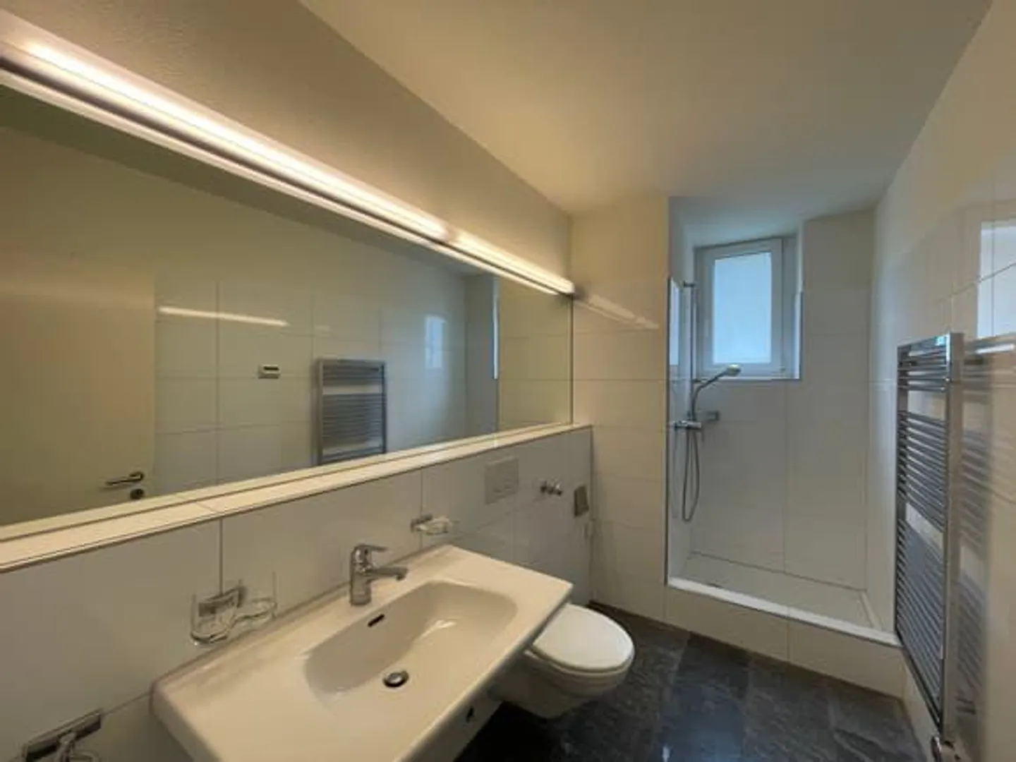 Charmante appartement 2 pièces dans un bâtiment historique à Baden - Photo 3 sur 7